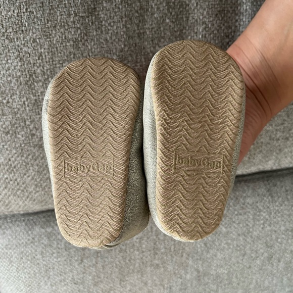 Baby gap baby girl gold flats shoes with elastic size 6-12 months - Picture 2 of 3